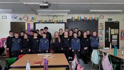 Pupils in rang 7 in Gaelscoil Éadain Mhóir singing Ríoga