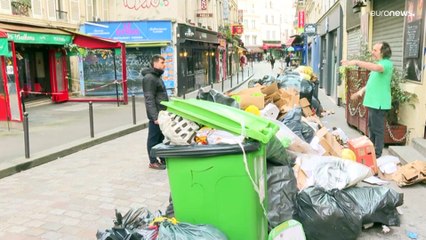 باريس "طلعت ريحتها"... النفايات تتراكم والجرذان تسرح وتمرح في مدينة الأنوار بسبب الإضراب