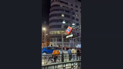 Pareja tuvo intimidad sin percatarse que paró el tráfico dando un espectáculo