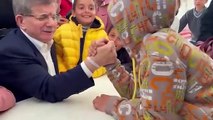 Ahmet Davutoğlu, depremzede çocukla bilek güreşi yaptı