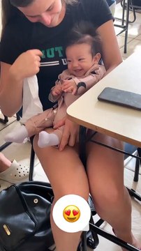 Universitária viraliza ao levar o filho para as aulas em Passos