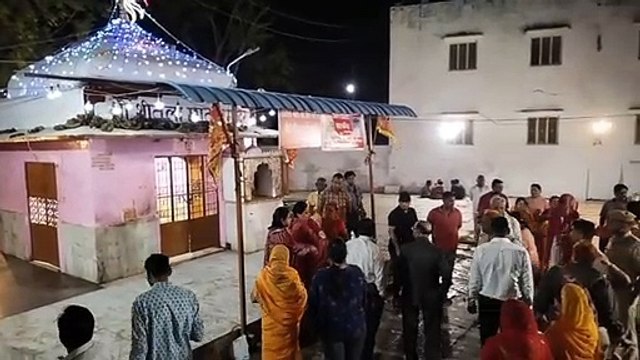 शीतला माता पूजन के लिए शीतला माता मंदिर के बाहर लगी कतारें