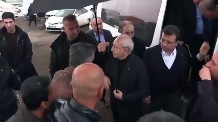 Kılıçdaroğlu'ndan İmamoğlu'na nazik davranış! Şemsiye tuttu: "Başkan gel..."