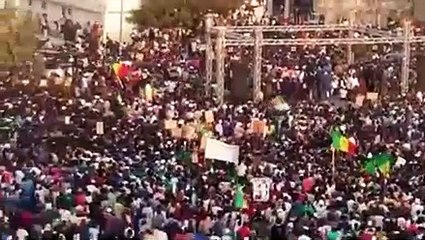 Ousmane Sonko entre aux Parcelles en compagnie de milliers de jeunes… le lieu du Mega meeting déjà bondé de monde