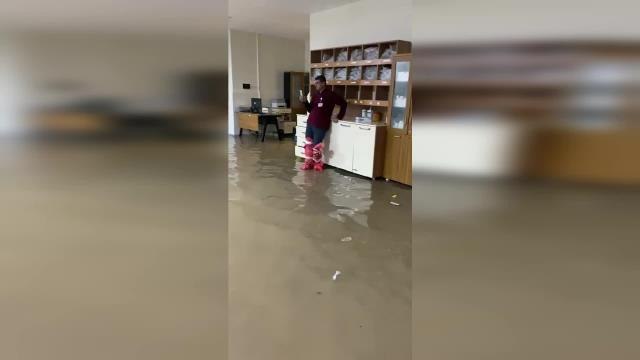 Şanlıurfa Eğitim ve Araştırma Hastanesi'ni Su Bastı, Eğitime Bir Gün Ara Verildi