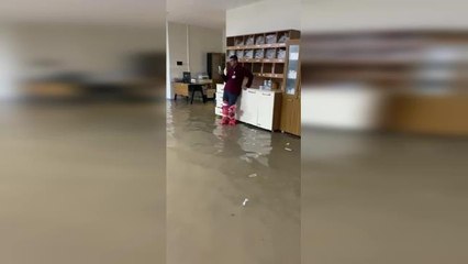 Şanlıurfa Eğitim ve Araştırma Hastanesi'ni Su Bastı, Eğitime Bir Gün Ara Verildi