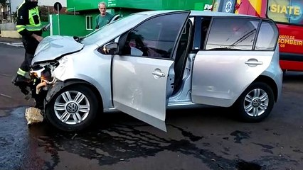 Creta capota após colisão no Bairro Neva