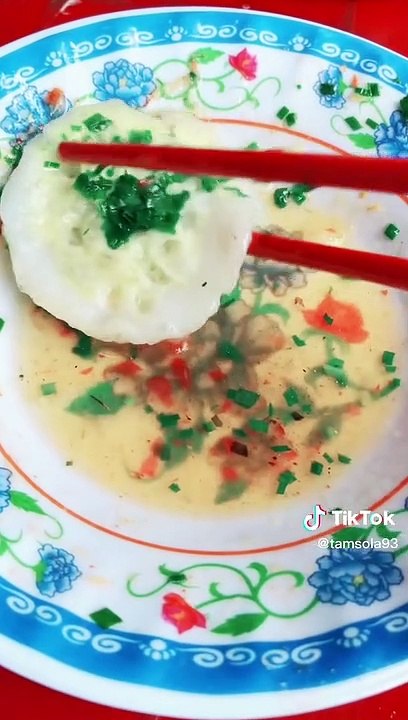 Cô gái gây sốc khi ăn sập chợ Phú Yên chỉ với 20 nghìn: Bánh căn 1 nghìn/2cái, cháo lòng chỉ 5 nghìn