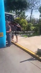 Estudiante de San Marcos viaja en el 'burrito' de la universidad y usuarios se sorprenden: "Ahorra tiempo"