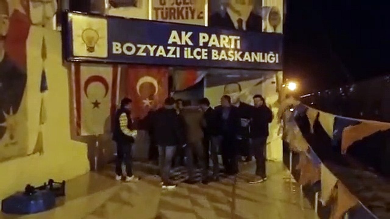 Dilekçelerini bina önüne asıp AKP'den istifa etiler