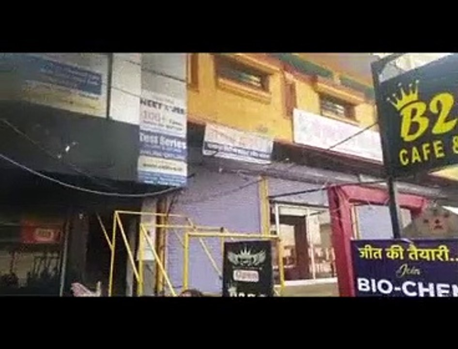 शोरूम के ऊपर कोचिंग संस्थान व रेस्टोरेंट था संचालित
