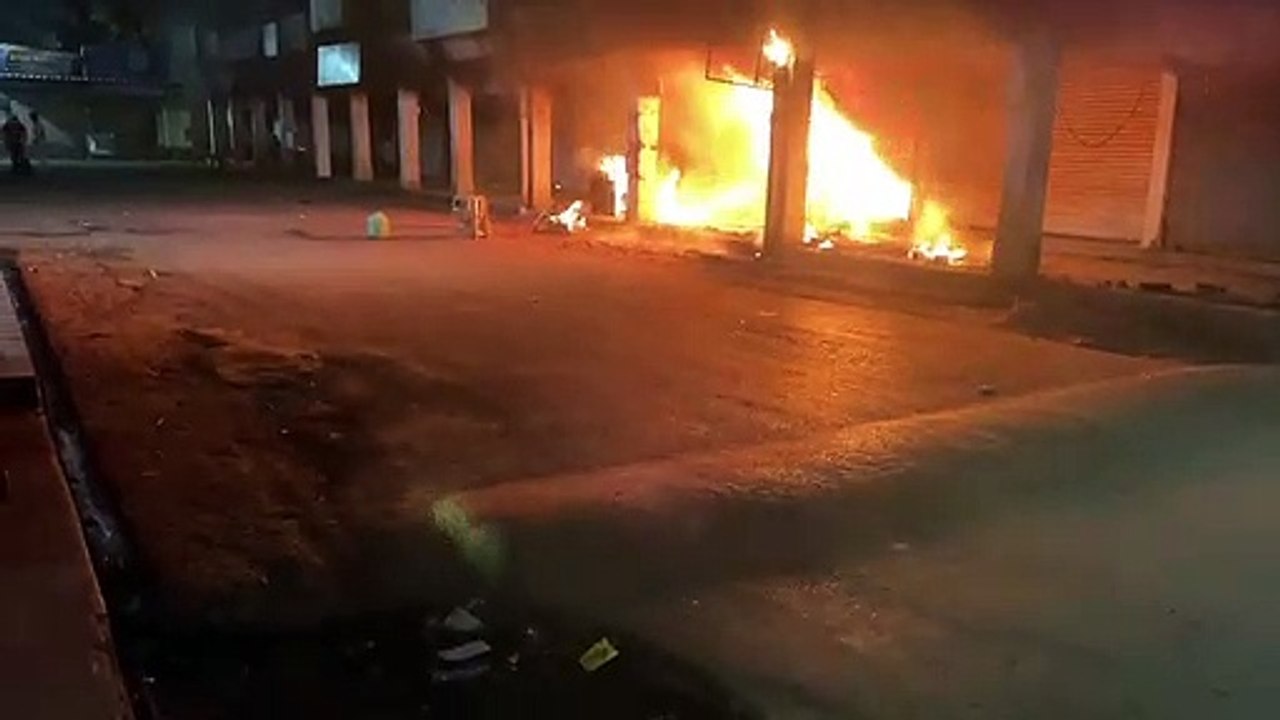 बस स्टैंड के पास दुकान में लगी भीषण आग, लाखों का सामान जलकर हुआ खाक. देखें Video