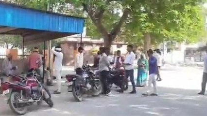 मैनपुरी: ईटों से भरी ट्रैक्टर ट्रॉली अनियंत्रित पलटी, 3 लोग घायल एक की मौत