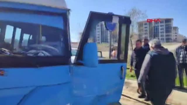 EDİRNE'DE OTOMOBİL, YOLCU MİNİBÜSÜYLE ÇARPIŞTI: 1'İ AĞIR 5 YARALI