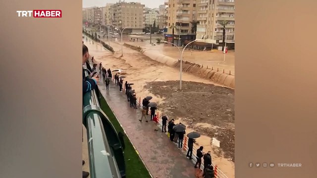 Şanlıurfa'yı sel vurdu: Caddeler göle döndü, otomobiller sürüklendi