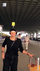 एयरपोर्ट पर कूल लुक में दिखी Mandira Bedi