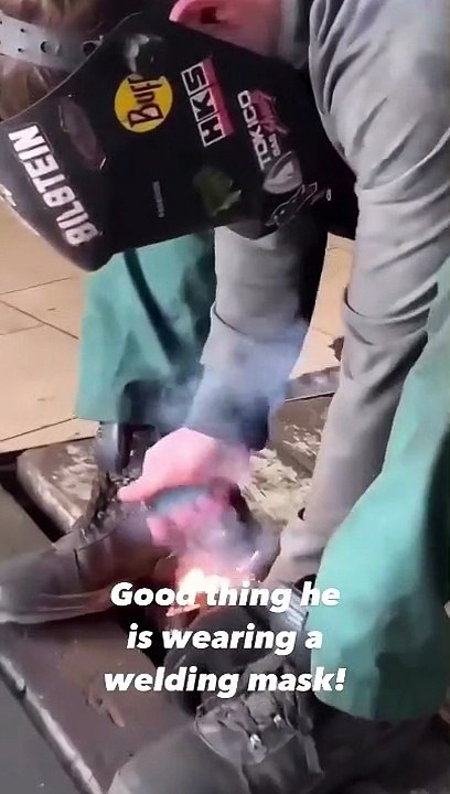 Il jette un énorme pétard dans la cuve du garage et booooom