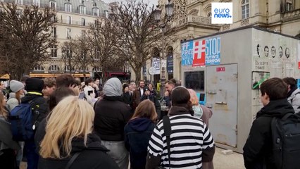 Les soutiens d’Alexeï Navalny installent une réplique de sa cellule d’isolement à Paris