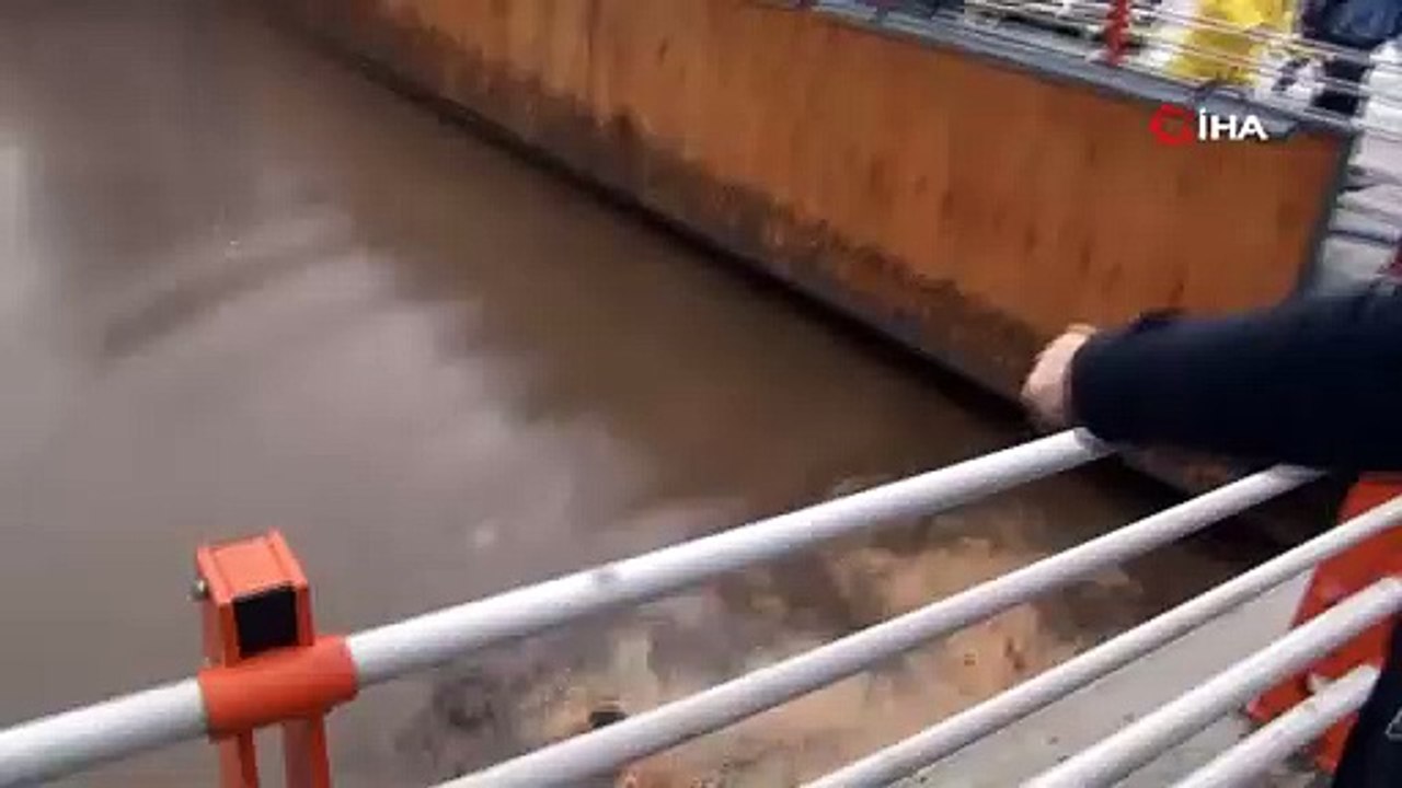 Sel sularından inanılmaz kurtuluş... Alt geçitte mahsur kalan şahıs kendi imkanlarıyla sudan böyle kurtuldu