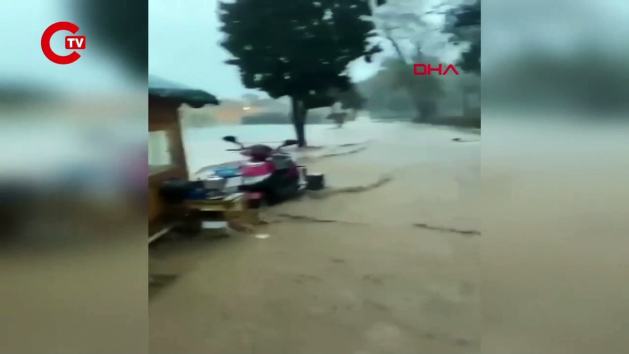 Şanlıurfa'da sağanak nedeniyle Balıklıgöl taştı