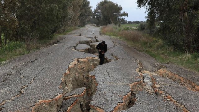 Samandağ'da yolda, insan boyunda yarıklar