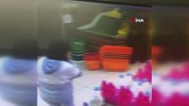 Süpermarkete dadanan hırsızlar kamerada... Ispanağı bile çaldılar