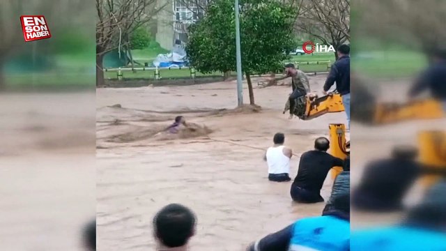 Şanlıurfa'da sel sularının sürüklediği insanların kurtarılış anları