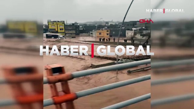 Felaketin boyutunu gözler önüne seren görüntüler! Şanlıurfa'da sel suları araçları böyle yuttu