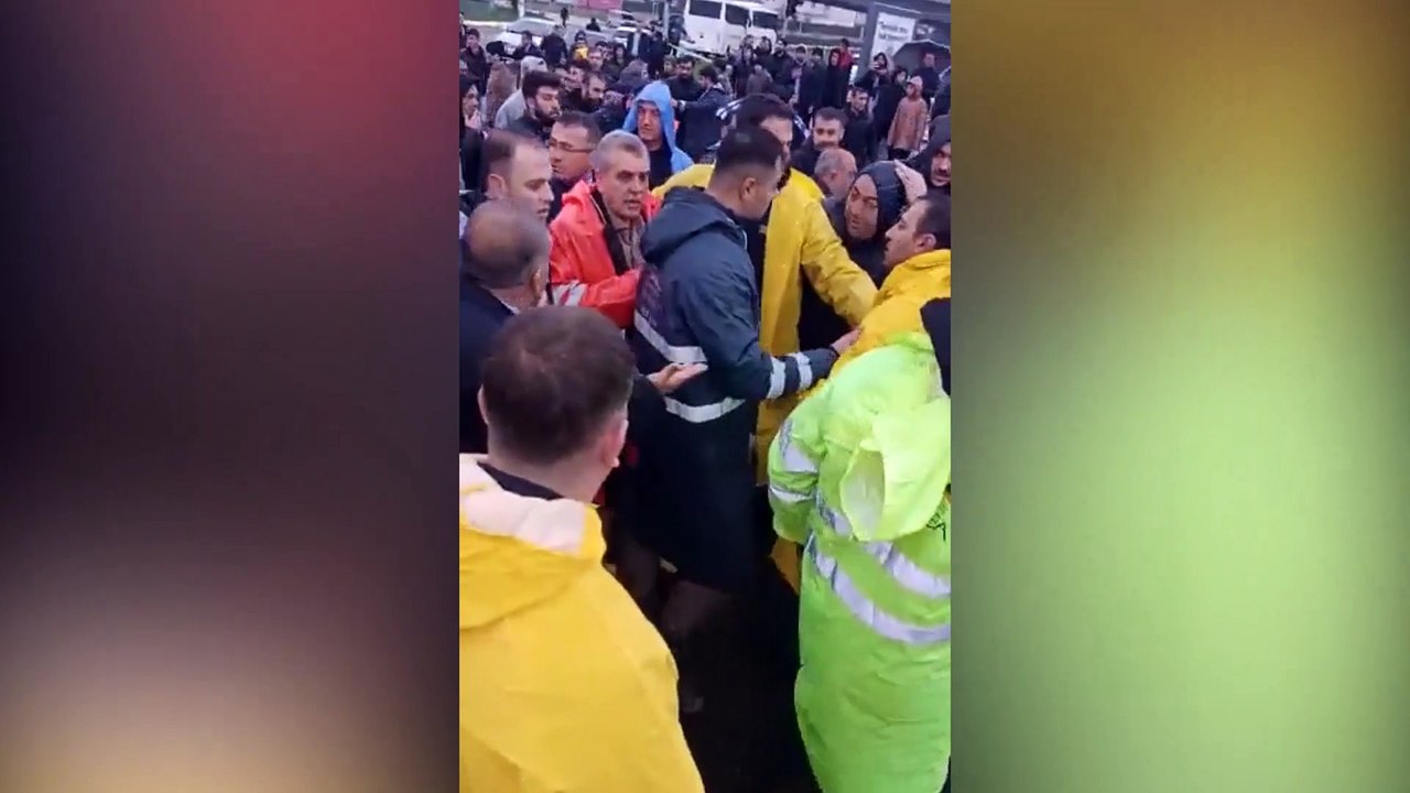 Yurttaşların tepkisiyle karşılaşan Şanlıurfa Büyükşehir Başkanı yağmurluk giyerek kaçtı