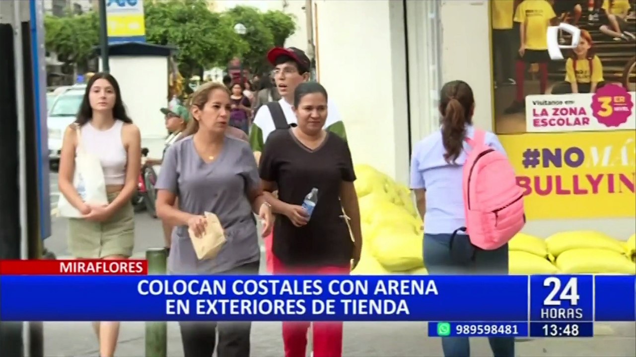 Ante posibles lluvias: Colocan sacos de arena en conocida tienda por departamento en Miraflores