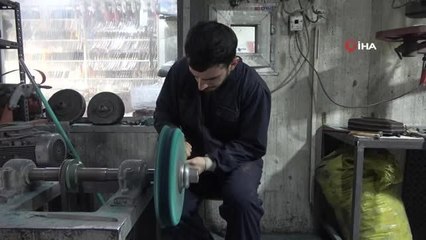 Sivaslı bıçak ustası 6 yıllık koçboynuzlarından klasik 'kadın bacağı bıçağına' yeni bir görünüm kazandırdı