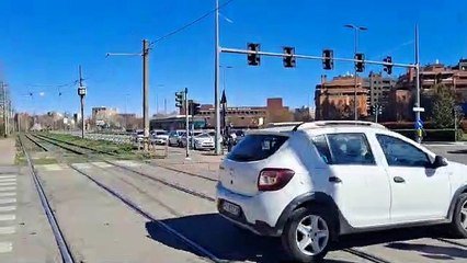 Camion strappa i cavi del tram 15 in via dei Missaglia: traffico in tilt