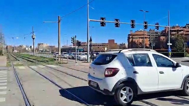 Camion strappa i cavi del tram 15 in via dei Missaglia: traffico in tilt
