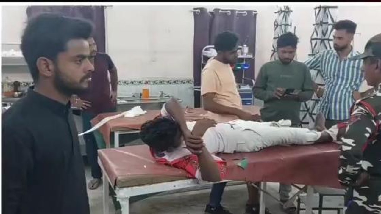 गोपालगंज: अनियंत्रित होकर डीजे की ट्राली पलटी, हादसे में तीन लोग जख्मी, इलाजरत