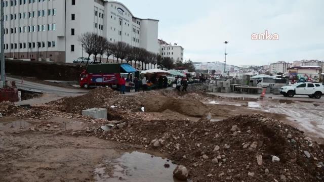 Yozgat'taki Açık Pazarda Çamur İçinde Tezgah Açmaktan Yakınan Pazar Esnafı: Kızımı İşe Al, Oğlumu İşe Al Demiyoruz.