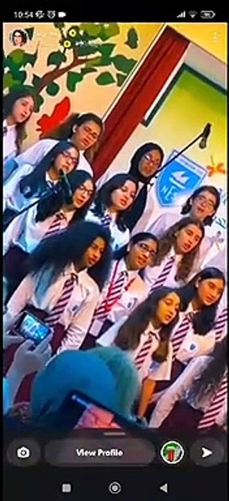 حليمة بولند تحتفل مع ابنتها بعد غنائها في المدرسة