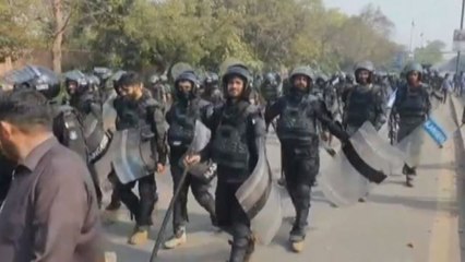 Pakistan, ancora scontri davanti alla residenza di Imran Khan