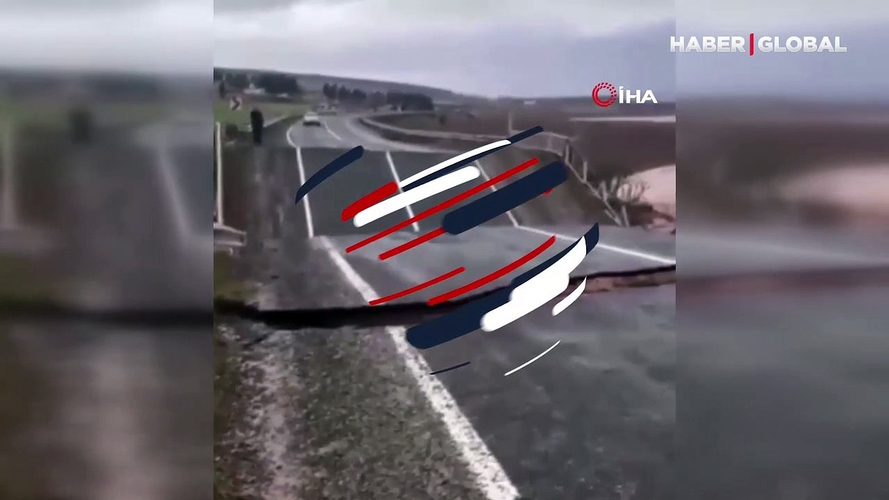 Şanlıurfa'da selin yuttuğu Hilvan- Bozova yolun...