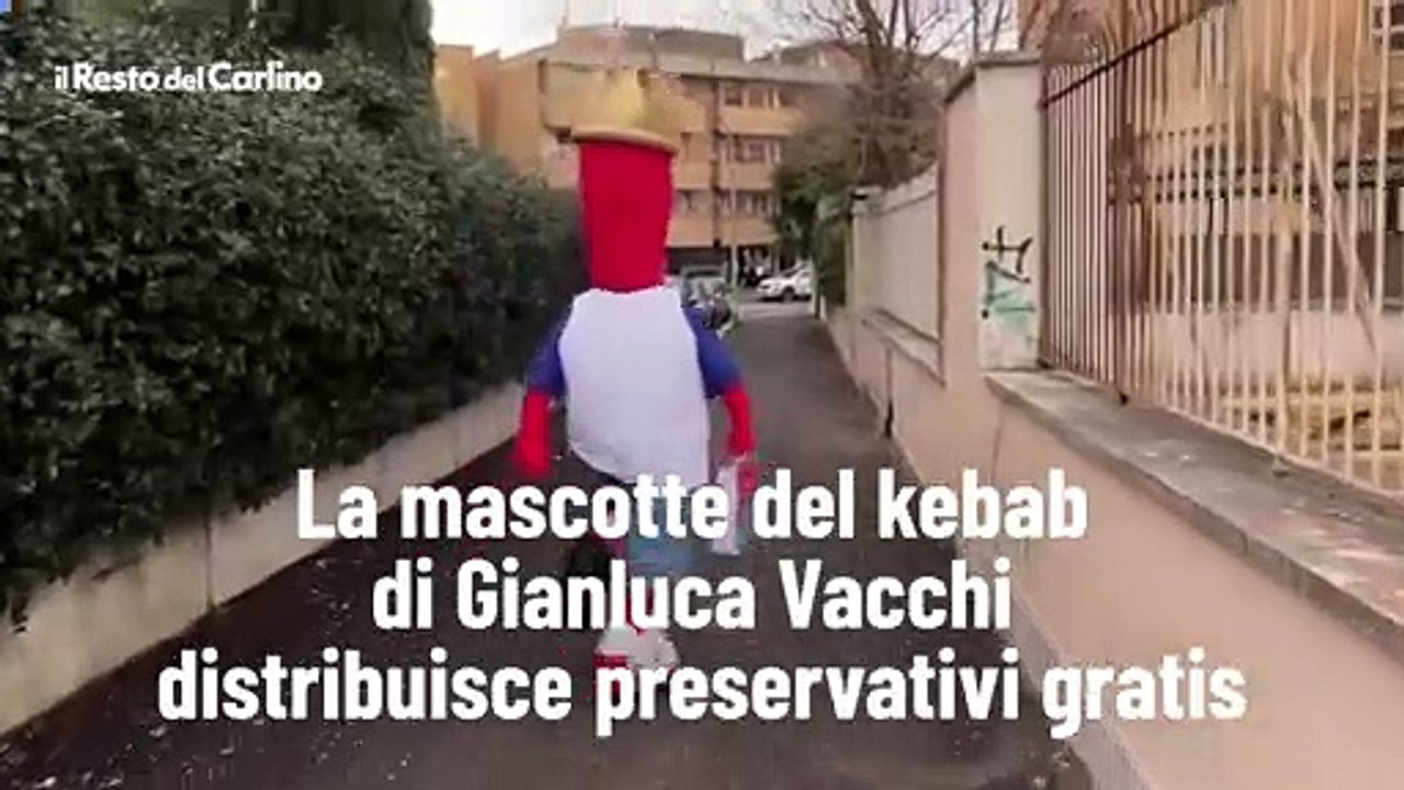 La mascotte del kebab di Gianluca Vacchi distribuisce preservativi gratis