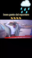 Reportero se quita su capa plástica y se lo regala a una madre