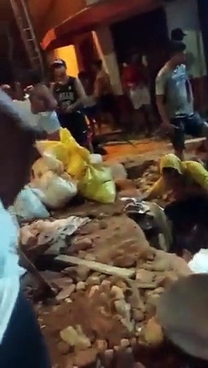 Colombianos destroem rua após boatos de existência de ouro