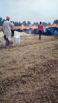 दो बीघा खेत के गेहूं आग से जलकर राख
