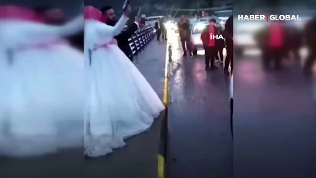 Düğün konvoyunda rezaletin görüntüleri! Gelin ve damat ellerine aldıkları tabancalarla havaya peş peşe ateş açtı