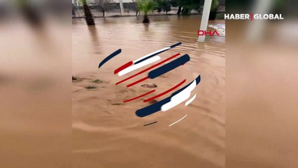 Şanlıurfa'da bir vatandaş selde sırtüstü yüzerken böyle görüntülendi