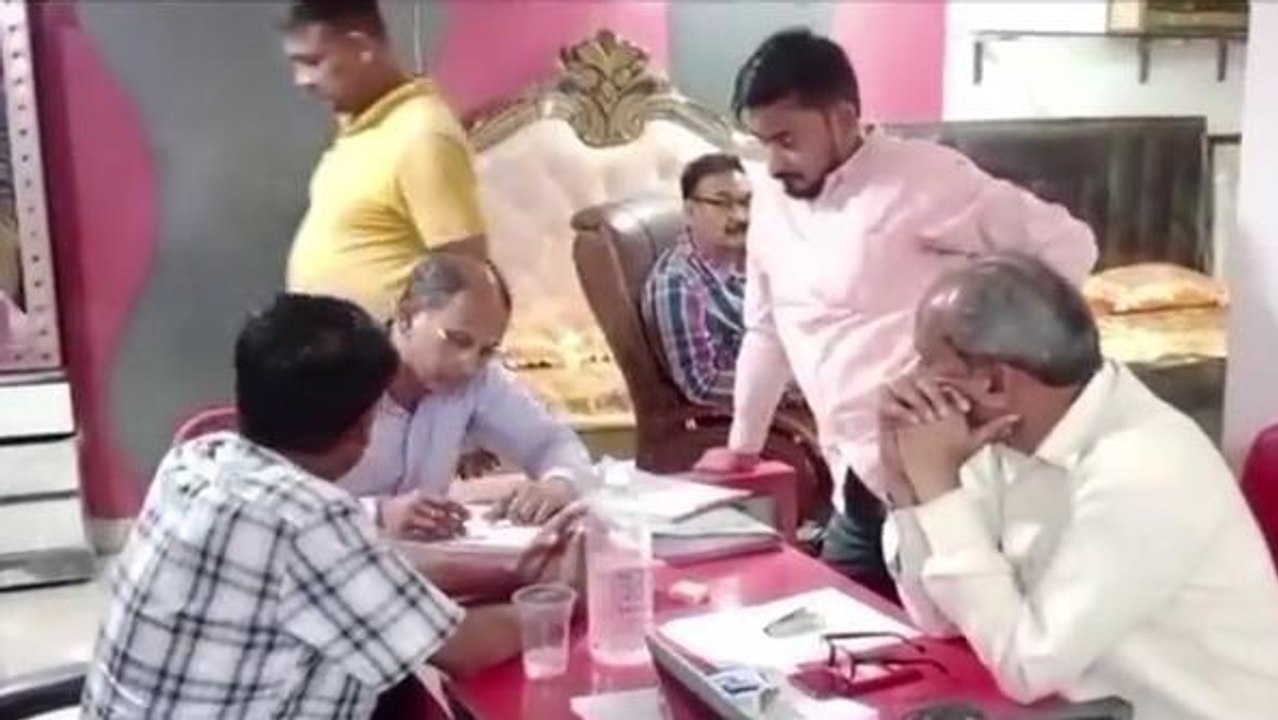 मऊ: एचआईवी व जीएसटी की टीम ने फर्नीचर के बड़े शोरूम पर की छापेमारी, मचा हड़कंप