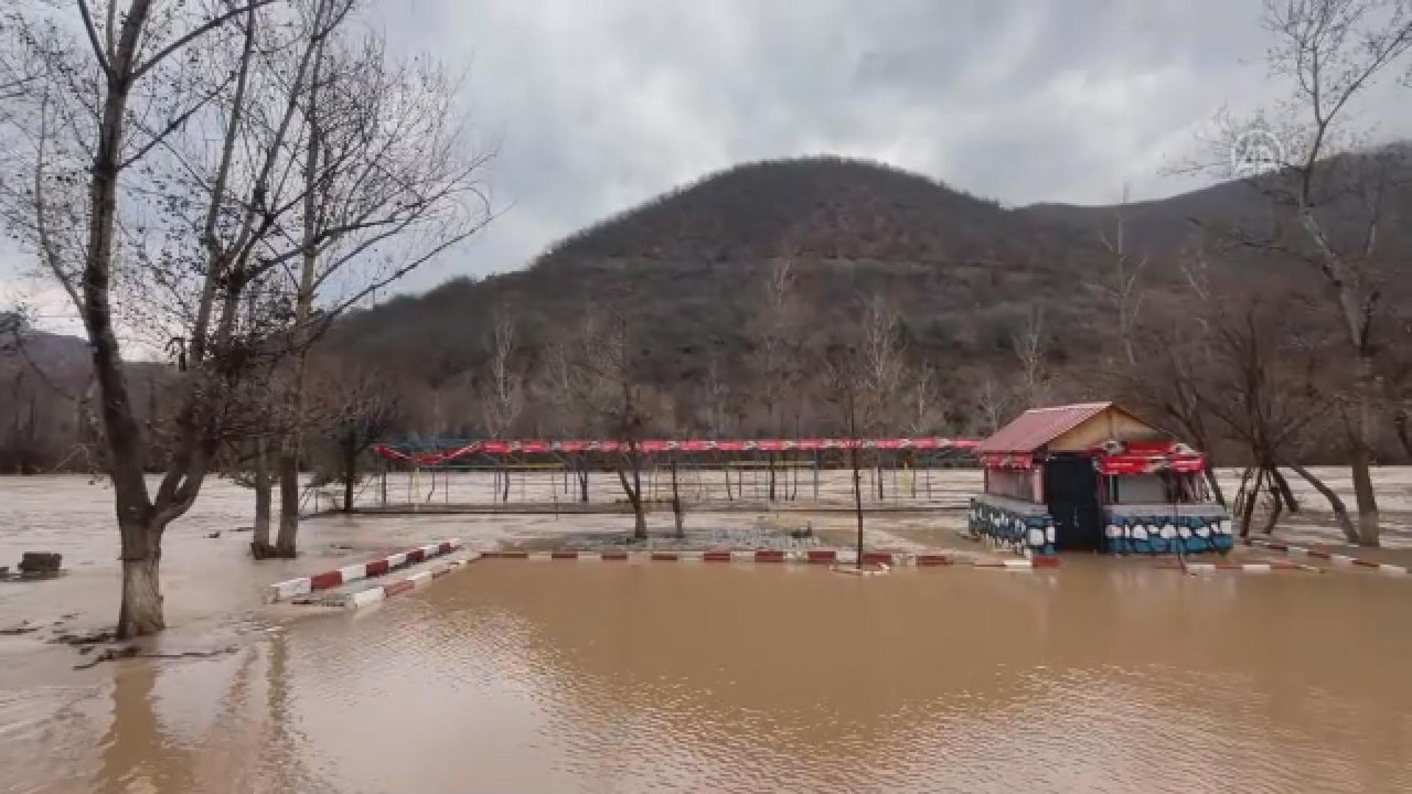 Debisi yükselen Munzur Çayı taşkına neden oldu