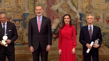 La Reina Letizia enamora con un misterioso vestido rojo con lazada ¡y con truco!