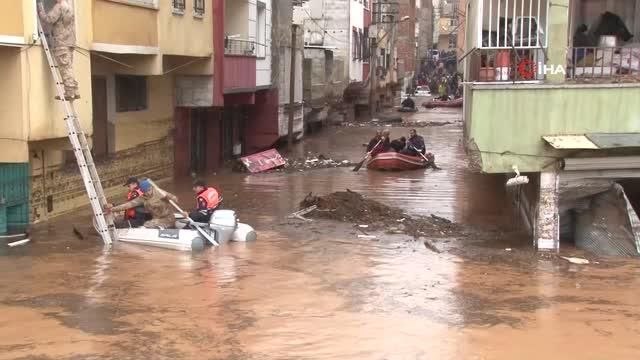 Sel sularında mahsur kalanlar botlarla böyle kurtarıldı