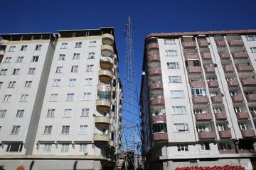 BİNALAR ARASINDAKİ YÜKSEK GERİLİM HATTI DİREĞİ, VİNÇLE KALDIRILDI