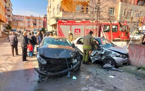 Ümraniye'de otomobilin çarptığı araç evin bahçesine daldı: 3 yaralı